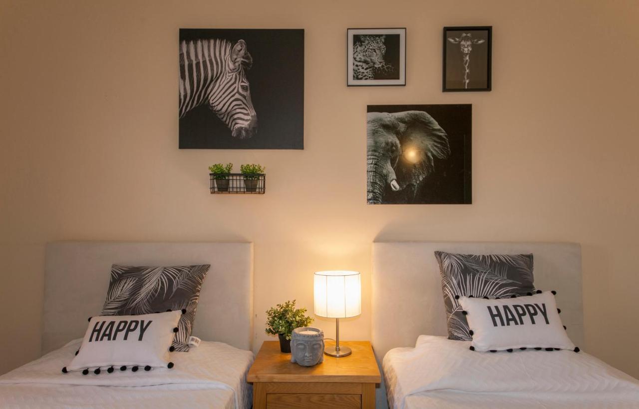 B02 - Fantastic Apartment With Pool Portimão Exteriör bild
